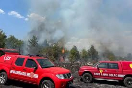 Kod Ljutog Doca pred ponoć izbio požar, vatrogasci se bore sa stihijom